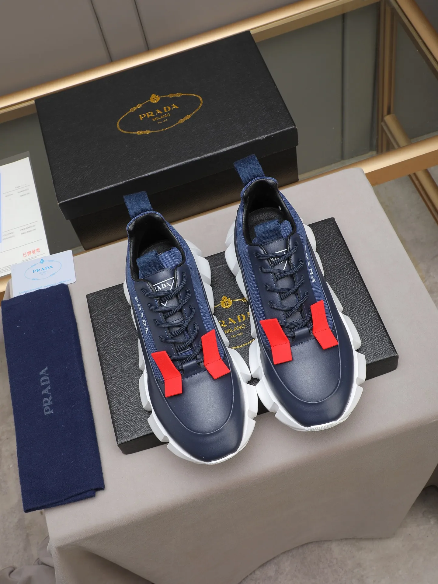 PP500 PRADA/Prada men's lace-up casual sports shoes, the upper is made of imported first-layer calfskin, soft, comfortable and breathable ➕ washed sheepskin lining! The tongue is decorated with the PRADA brand letter logo. The rubber thick sole echoes the red label tongue. The style is fashionable and elegant. The details are carefully crafted. A casual sports shoe with a super western style and excellent breathability!  Size: 38-44 (45 46 customized)